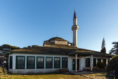 Ioannina, Yunanistan - 27 Aralık 2014: Aslan Paşa Camii, Yanya şehir, Epirus, Yunanistan Kalesi'nde muhteşem gün batımı görünümü