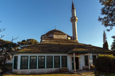 Ioannina, Yunanistan - 27 Aralık 2014: Aslan Paşa Camii, Yanya şehir, Epirus, Yunanistan Kalesi'nde muhteşem gün batımı görünümü