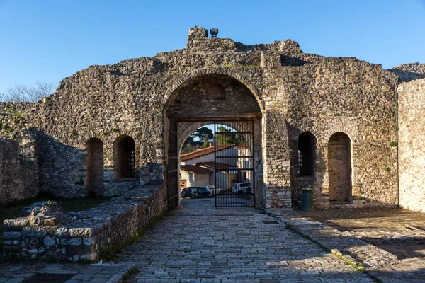 Ioannina, Yunanistan - 27 Aralık 2014: Muhteşem gün batımı görünümü Yanya Kalesi, Epirus, Yunanistan