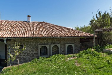 Lyaskovski manastır, Veliko Tarnovo, Bulgaristan - 11 Nisan 2017: Lyaskovski Manastırı St. Peter ve St. Paul ortaçağ binaları Köyü, Arbanasi, Veliko Tarnovo bölge, Bulgaristan yakın: