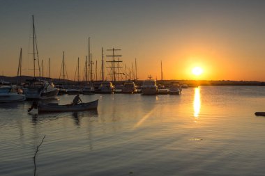 Sozopol, Bulgaristan - 11 Temmuz 2016: Süzebolu bağlantı noktası, Burgaz bölge, Bulgaristan günbatımında