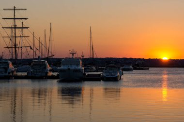 Sozopol, Bulgaristan - 11 Temmuz 2016: Süzebolu bağlantı noktası, Burgaz bölge, Bulgaristan günbatımında