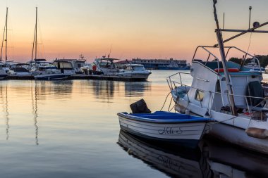 Sozopol, Bulgaristan - 11 Temmuz 2016: Süzebolu bağlantı noktası, Burgaz bölge, Bulgaristan günbatımında