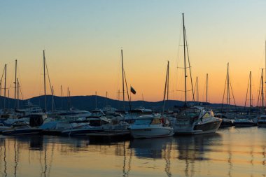 Sozopol, Bulgaristan - 11 Temmuz 2016: Süzebolu bağlantı noktası, Burgaz bölge, Bulgaristan günbatımında