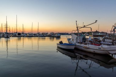 Sozopol, Bulgaristan - 11 Temmuz 2016: Süzebolu bağlantı noktası, Burgaz bölge, Bulgaristan günbatımında
