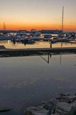 Sozopol, Bulgaristan - 11 Temmuz 2016: Süzebolu bağlantı noktası, Burgaz bölge, Bulgaristan günbatımında