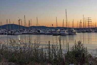 Sozopol, Bulgaristan - 11 Temmuz 2016: Süzebolu bağlantı noktası, Burgaz bölge, Bulgaristan günbatımında