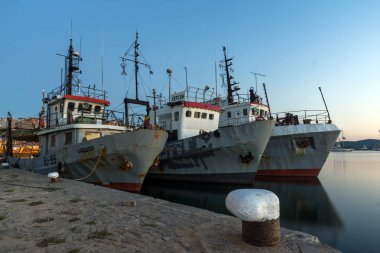 Sozopol, Bulgaristan - 11 Temmuz 2016: Süzebolu bağlantı noktası, Burgaz bölge, Bulgaristan günbatımında