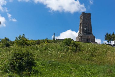 Shipka, Bulgaristan - 6 Temmuz 2018: Yaz görünümünü anıt özgürlük Shipka, Stara Zagora bölge, Bulgaristan