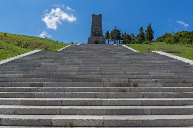 Shipka, Bulgaristan - 6 Temmuz 2018: Yaz görünümünü anıt özgürlük Shipka, Stara Zagora bölge, Bulgaristan