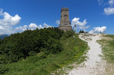 Shipka, Bulgaristan - 6 Temmuz 2018: Yaz görünümünü anıt özgürlük Shipka, Stara Zagora bölge, Bulgaristan