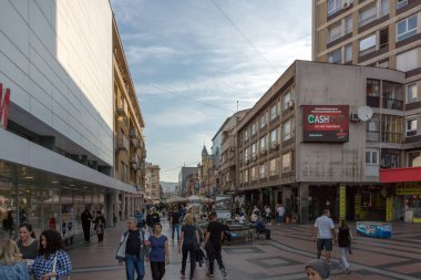 Nis, Sırbistan - 21 Ekim 2017: insanlar şehir niş, Sırbistan Merkez sokakta yürüyen