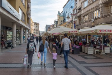Nis, Sırbistan - 21 Ekim 2017: insanlar şehir niş, Sırbistan Merkez sokakta yürüyen