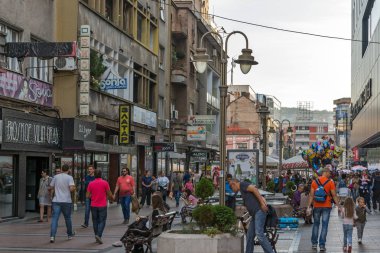 Nis, Sırbistan - 21 Ekim 2017: insanlar şehir niş, Sırbistan Merkez sokakta yürüyen
