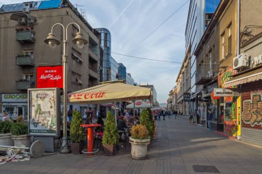 Nis, Sırbistan - 21 Ekim 2017: insanlar şehir niş, Sırbistan Merkez sokakta yürüyen