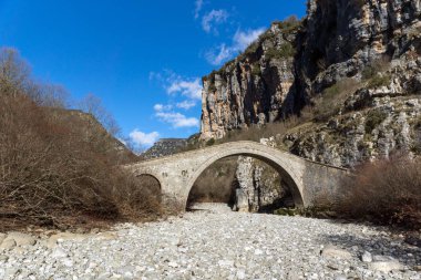 Missios köprü manzara Vikos gorge ve Pindus Dağları, Zagori, Epirus, Yunanistan