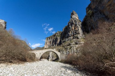 Missios köprü manzara Vikos gorge ve Pindus Dağları, Zagori, Epirus, Yunanistan