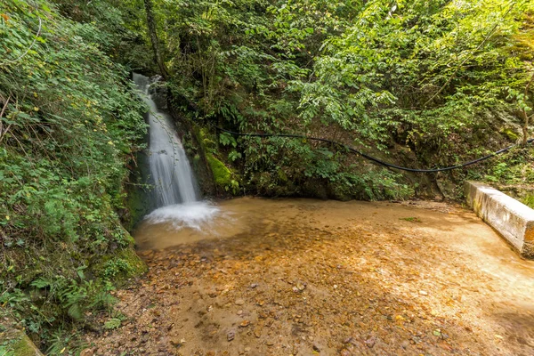 最初ガブロヴォ Belasica ノボ公園 マケドニア共和国でカスケードの滝の風景 — ストック写真