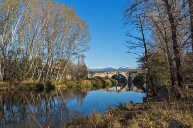 Sonbahar Kadin görünümünü en - 15 taş kemer köprü Struma Nehri, Nevestino, Köstendil ilinde, Bulgaristan