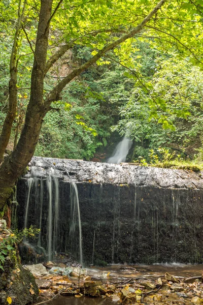 马其顿共和国诺 Selo Belasica 山第一加布罗沃瀑布的壮观景色 — 图库照片