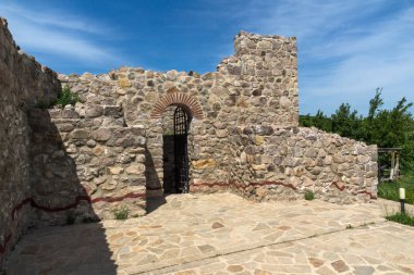 Peristera kale, Peshtera, Bulgaristan - 5 Mayıs 2018: Ruins of antik Bizans Kalesi Peshtera şehir, Pazarcık bölge, Bulgaristan ın Peristera