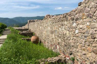 Peristera kale, Peshtera, Bulgaristan - 5 Mayıs 2018: Ruins of antik Bizans Kalesi Peshtera şehir, Pazarcık bölge, Bulgaristan ın Peristera