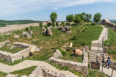 Peristera kale, Peshtera, Bulgaristan - 5 Mayıs 2018: Ruins of antik Bizans Kalesi Peshtera şehir, Pazarcık bölge, Bulgaristan ın Peristera