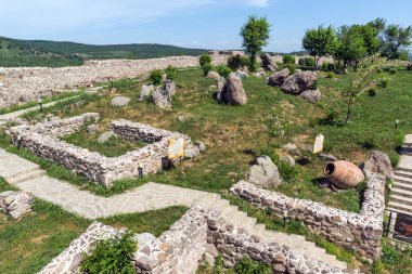 Peristera kale, Peshtera, Bulgaristan - 5 Mayıs 2018: Ruins of antik Bizans Kalesi Peshtera şehir, Pazarcık bölge, Bulgaristan ın Peristera