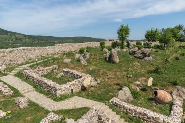 Peristera kale, Peshtera, Bulgaristan - 5 Mayıs 2018: Ruins of antik Bizans Kalesi Peshtera şehir, Pazarcık bölge, Bulgaristan ın Peristera