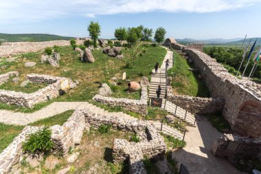 Peristera kale, Peshtera, Bulgaristan - 5 Mayıs 2018: Ruins of antik Bizans Kalesi Peshtera şehir, Pazarcık bölge, Bulgaristan ın Peristera