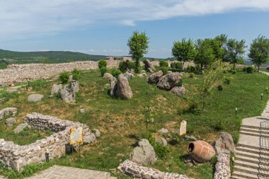 Peristera kale, Peshtera, Bulgaristan - 5 Mayıs 2018: Ruins of antik Bizans Kalesi Peshtera şehir, Pazarcık bölge, Bulgaristan ın Peristera