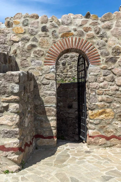 Peristera kale, Peshtera, Bulgaristan - 5 Mayıs 2018: Ruins of antik Bizans Kalesi Peshtera şehir, Pazarcık bölge, Bulgaristan ın Peristera