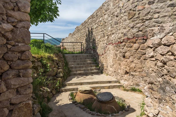 Peristera kale, Peshtera, Bulgaristan - 5 Mayıs 2018: Ruins of antik Bizans Kalesi Peshtera şehir, Pazarcık bölge, Bulgaristan ın Peristera