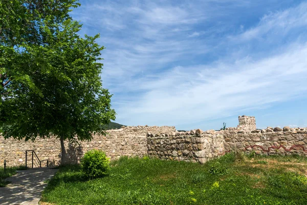 Peristera kale, Peshtera, Bulgaristan - 5 Mayıs 2018: Ruins of antik Bizans Kalesi Peshtera şehir, Pazarcık bölge, Bulgaristan ın Peristera