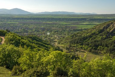 Muhteşem bahar manzara yakınındaki kaya oluşumu Stob piramitler, Rila Dağı, Köstendil bölge, Bulgaristan
