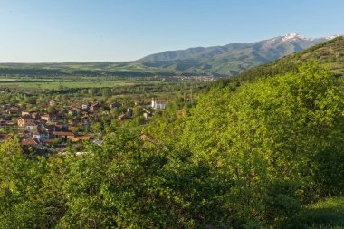 Muhteşem bahar manzara yakınındaki kaya oluşumu Stob piramitler, Rila Dağı, Köstendil bölge, Bulgaristan