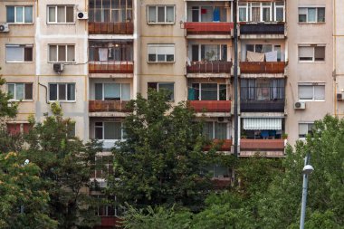 Plovdiv, Bulgaristan - 3 Ağustos 2018: Komünist dönemin tipik konut binadan Şehir Plovdiv, Bulgaristan gün batımı görünümü