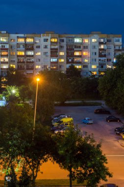 Plovdiv, Bulgaristan - 3 Ağustos 2018: Gece fotoğraf tipik konut binadan komünist dönemde Şehir Plovdiv, Bulgaristan