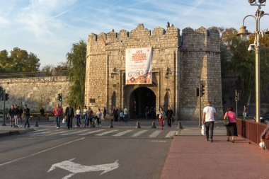 Nis, Sırbistan - 21 Ekim 2017: Sunset görünümünü giriş kale Belediye Başkanı niş, Sırbistan