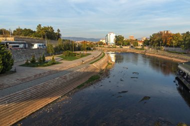 Nis, Sırbistan - 21 Ekim 2017: panoramik şehir NIS ve Nisava Nehri, Sırbistan