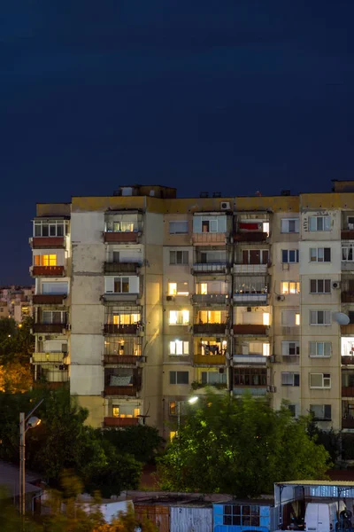 Πλόντβιβ Βουλγαρία Αυγούστου 2018 Νύχτα Φωτογραφία Της Τυπικό Κτίριο Κατοικιών — Φωτογραφία Αρχείου