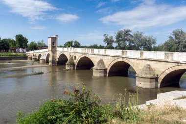 Edirne, Türkiye - 26 Mayıs 2018: Köprü üzerinde Tunca Nehri Edirne şehri, Doğu Trakya, Türkiye'de Osmanlı İmparatorluğu döneminden