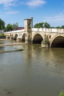Edirne, Türkiye - 26 Mayıs 2018: Köprü üzerinde Tunca Nehri Edirne şehri, Doğu Trakya, Türkiye'de Osmanlı İmparatorluğu döneminden
