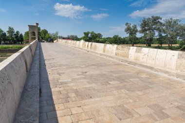 Edirne, Türkiye - 26 Mayıs 2018: Köprü üzerinde Tunca Nehri Edirne şehri, Doğu Trakya, Türkiye'de Osmanlı İmparatorluğu döneminden