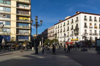 Madrid, İspanya - 23 Ocak 2018: Plaza de Jacinto Benavente Madrid şehir, İspanya ziyaret turist