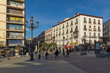 Madrid, İspanya - 23 Ocak 2018: Plaza de Jacinto Benavente Madrid şehir, İspanya ziyaret turist