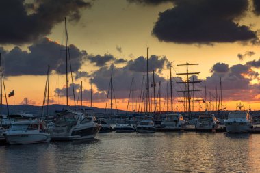 Sozopol, Bulgaristan - 12 Temmuz 2016: Süzebolu bağlantı noktası, Burgaz bölge, Bulgaristan günbatımında