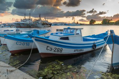 Sozopol, Bulgaristan - 12 Temmuz 2016: Süzebolu bağlantı noktası, Burgaz bölge, Bulgaristan günbatımında