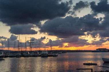 Sozopol, Bulgaristan - 12 Temmuz 2016: Süzebolu bağlantı noktası, Burgaz bölge, Bulgaristan günbatımında