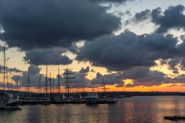 Sozopol, Bulgaristan - 12 Temmuz 2016: Süzebolu bağlantı noktası, Burgaz bölge, Bulgaristan günbatımında